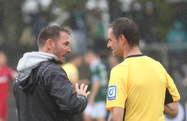 04 10 2025, Football, Men, Season 2025 2026, 3 Liga, 1 FC Schweinfurt 05 SC Verl Verls coach Tobias Strobl discusses with the linesman