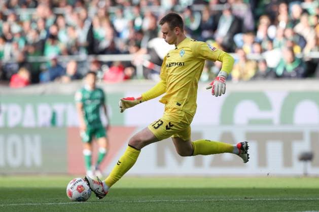 04 10 2025, xtgx, Fußball 1 Bundesliga SV Werder Bremen FC St Pauli v l Karl Hein Bremen, 13 Freisteller, Einzelbild, Ganzkoerper, single frame DFL DFB REGULATIONS PROHIBIT ANY USE OF PHOTOGRAPHS as IMAGE SEQUENCES and or QUASI VIDEO Bremen