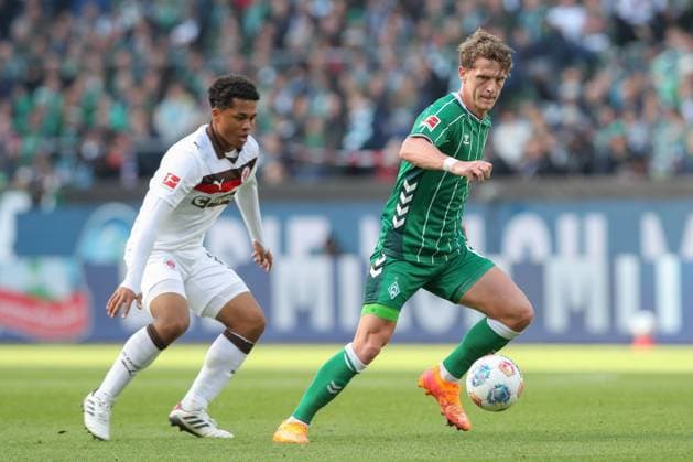 04 10 2025, xtgx, Soccer 1 Bundesliga SV Werder Bremen FC St Pauli v l Joel Chima Fujita St Pauli, 16 , Jens Stage Bremen, 6 Zweikampf, Duell, Kampf, tackle DFL DFB REGULATIONS PROHIBIT ANY USE OF PHOTOGRAPHS as IMAGE SEQUENCES and or QUASI VIDEO Bremen