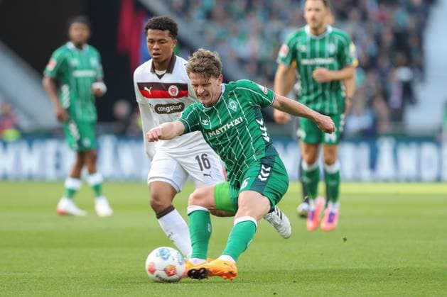 04 10 2025, xtgx, Soccer 1 Bundesliga SV Werder Bremen FC St Pauli v l Joel Chima Fujita St Pauli, 16 , Jens Stage Bremen, 6 Zweikampf, Duell, Kampf, tackle DFL DFB REGULATIONS PROHIBIT ANY USE OF PHOTOGRAPHS as IMAGE SEQUENCES and or QUASI VIDEO Bremen