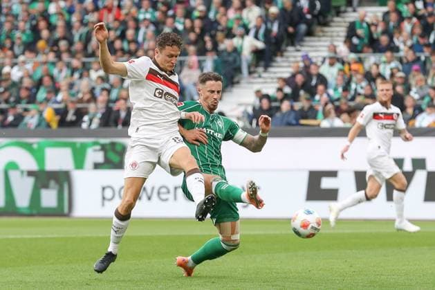 04 10 2025, xtgx, Soccer 1 Bundesliga SV Werder Bremen FC St Pauli v l Martijn Kaars St Pauli, 19 , Marco Friedl Bremen, 32 duel, duel, fight, tackle DFL DFB REGULATIONS PROHIBIT ANY USE OF PHOTOGRAPHS as IMAGE SEQUENCES and or QUASI VIDEO Bremen