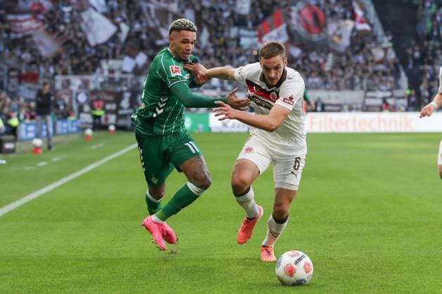 04 10 2025, xtgx, Soccer 1 Bundesliga SV Werder Bremen FC St Pauli v l Justin Njinmah Bremen, 11 , James Sands St Pauli, 6 duel, duel, fight, tackle DFL DFB REGULATIONS PROHIBIT ANY USE OF PHOTOGRAPHS as IMAGE SEQUENCES and or QUASI VIDEO Bremen