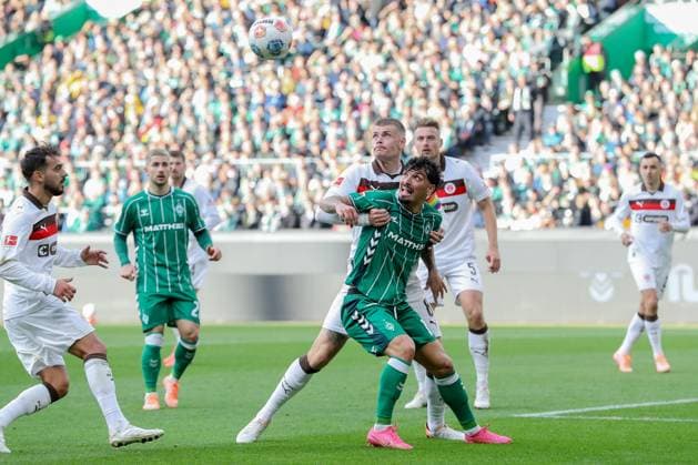 04 10 2025, xtgx, Soccer 1 Bundesliga SV Werder Bremen FC St Pauli v l Eric Smith St Pauli, 8 , Cameron Puertas Bremen, 18 duel, duel, fight, tackle DFL DFB REGULATIONS PROHIBIT ANY USE OF PHOTOGRAPHS as IMAGE SEQUENCES and or QUASI VIDEO Bremen