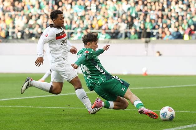 04 10 2025, xtgx, Soccer 1 Bundesliga SV Werder Bremen FC St Pauli v l Senne Lynen Bremen, 14 am Ball, plays the ball DFL DFB REGULATIONS PROHIBIT ANY USE OF PHOTOGRAPHS as IMAGE SEQUENCES and or QUASI VIDEO Bremen