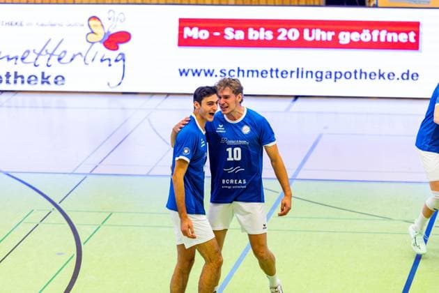 04 10 2025, GER, Volleyball, 2 BL Maenner Sued, Saison 2025 2026, Blue Volleys Gotha TSV 1860 Muehldorf a Inn Jean Filippidis Blue Volleys Gotha gemeinsam mti Lauritz Jastrow Blue Volleys Gotha 99867 Gotha Sporthalle Sportanlage Ernesti Thüringen Germany