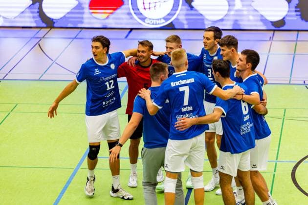 04 10 2025, GER, Volleyball, 2 BL Maenner Sued, Saison 2025 2026, Blue Volleys Gotha TSV 1860 Muehldorf a Inn the team of Blue Volleys Gotha wins its home match against TSV 1860 Muehldorf a Inn with 3 0 sets 99867 Gotha Sporthalle Sportanlage Ernesti Thüringen Germany
