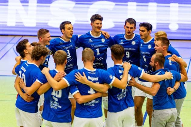 04 10 2025, GER, Volleyball, 2 BL Maenner Sued, Saison 2025 2026, Blue Volleys Gotha TSV 1860 Muehldorf a Inn the team of Blue Volleys Gotha wins its home match against TSV 1860 Muehldorf a Inn with 3 0 sets 99867 Gotha Sporthalle Sportanlage Ernesti Thüringen Germany