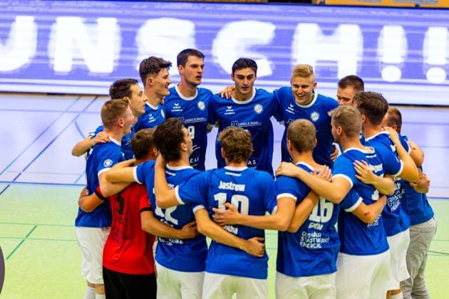 04 10 2025, GER, Volleyball, 2 BL Maenner Sued, Saison 2025 2026, Blue Volleys Gotha TSV 1860 Muehldorf a Inn the team of Blue Volleys Gotha wins its home match against TSV 1860 Muehldorf a Inn with 3 0 sets 99867 Gotha Sporthalle Sportanlage Ernesti Thüringen Germany