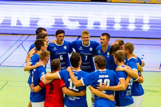 04 10 2025, GER, Volleyball, 2 BL Maenner Sued, Saison 2025 2026, Blue Volleys Gotha TSV 1860 Muehldorf a Inn the team of Blue Volleys Gotha wins its home match against TSV 1860 Muehldorf a Inn with 3 0 sets 99867 Gotha Sporthalle Sportanlage Ernesti Thüringen Germany