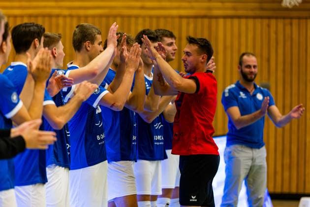 04 10 2025, GER, Volleyball, 2 BL Maenner Sued, Saison 2025 2026, Blue Volleys Gotha TSV 1860 Muehldorf a Inn Len Spankowski Blue Volleys Gotha becomes best player of the match 99867 Gotha Sporthalle Sportanlage Ernesti Thüringen Germany