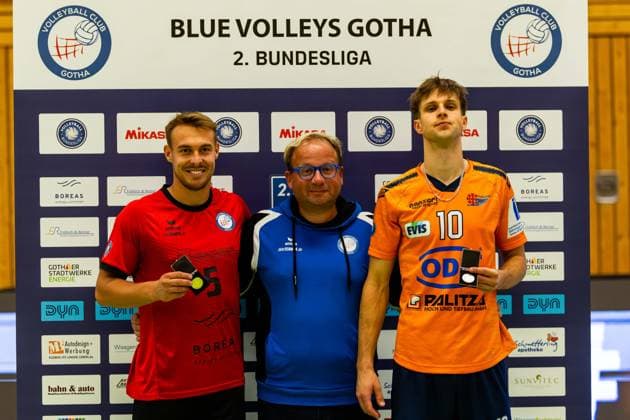 04 10 2025, GER, Volleyball, 2 BL Maenner Sued, Saison 2025 2026, Blue Volleys Gotha TSV 1860 Muehldorf a Inn Len Spankowski Blue Volleys Gotha becomes best player of the match, Kacper Kalucki TSV Muehldorf becomes best player of TSV 1860 Muehldorf a Inn 99867 Gotha Sporthalle Sportanlage Ernesti Thüringen Germany
