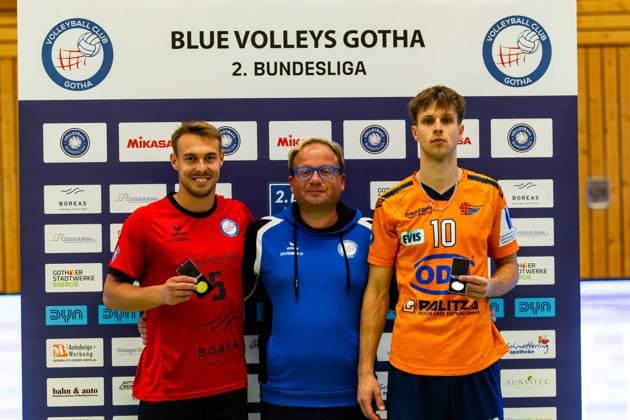 04 10 2025, GER, Volleyball, 2 BL Maenner Sued, Saison 2025 2026, Blue Volleys Gotha TSV 1860 Muehldorf a Inn Len Spankowski Blue Volleys Gotha becomes best player of the match, Kacper Kalucki TSV Muehldorf becomes best player of TSV 1860 Muehldorf a Inn 99867 Gotha Sporthalle Sportanlage Ernesti Thüringen Germany