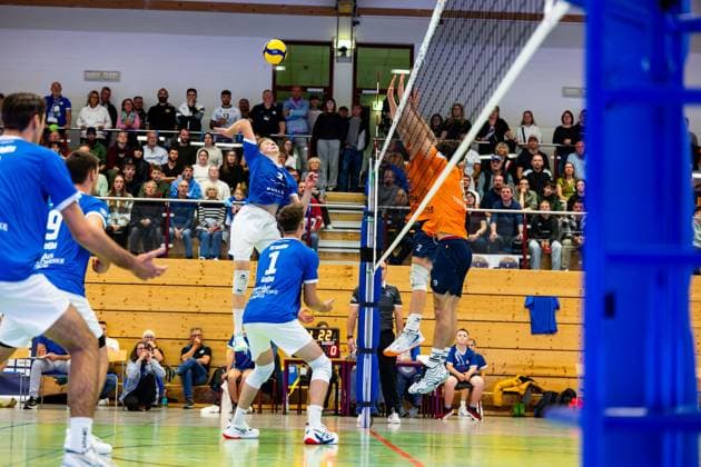 04 10 2025, GER, Volleyball, 2 BL Maenner Sued, Season 2025 2026, Blue Volleys Gotha TSV 1860 Muehldorf a Inn Richard Werner Blue Volleys Gotha 99867 Gotha Sporthalle Sportanlage Ernesti Thüringen Germany