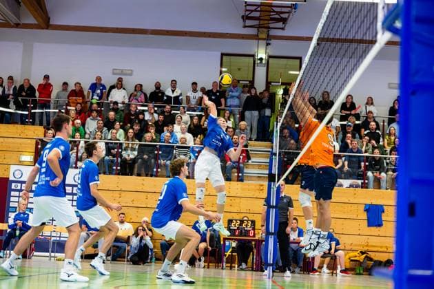 04 10 2025, GER, Volleyball, 2 BL Maenner Sued, Season 2025 2026, Blue Volleys Gotha TSV 1860 Muehldorf a Inn Richard Werner Blue Volleys Gotha 99867 Gotha Sporthalle Sportanlage Ernesti Thüringen Germany