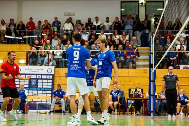 04 10 2025, GER, Volleyball, 2 BL Maenner Sued, Saison 2025 2026, Blue Volleys Gotha TSV 1860 Muehldorf a Inn Lauritz Jastrow Blue Volleys Gotha , Richard Werner Blue Volleys Gotha , Finn Jansen Blue Volleys Gotha , 99867 Gotha Sporthalle Sportanlage Ernesti Thüringen Germany