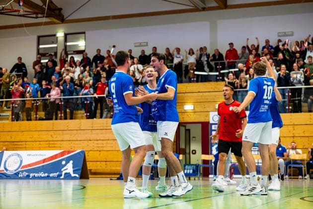 04 10 2025, GER, Volleyball, 2 BL Maenner Sued, Saison 2025 2026, Blue Volleys Gotha TSV 1860 Muehldorf a Inn Finn Jansen Blue Volleys Gotha , Richard Werner Blue Volleys Gotha , Jean Filippidis Blue Volleys Gotha 99867 Gotha Sporthalle Sportanlage Ernesti Thüringen Germany