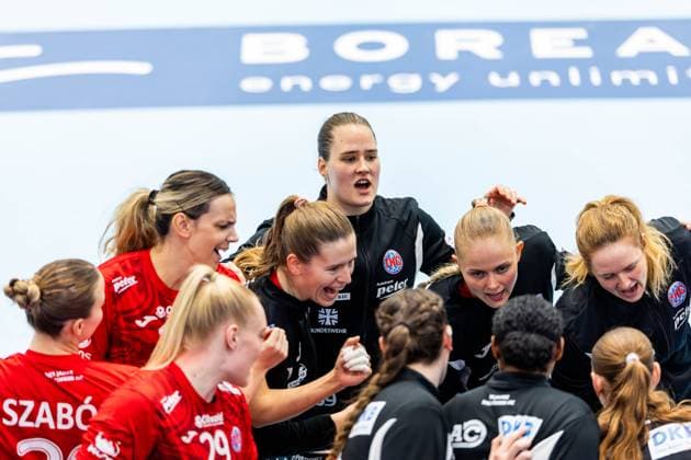 04 10 2025, GER, Handball, Women, Season 2025 2026, Alsco 1 Bl, 4 Matchday, Thueringer HC Sport Union Neckarsulm Csenge Kuczora Thueringer HC,59 together with the team the team 99947 Bad Langensalza Salza Halle Sporthalle Mehrz Thüringen Germany