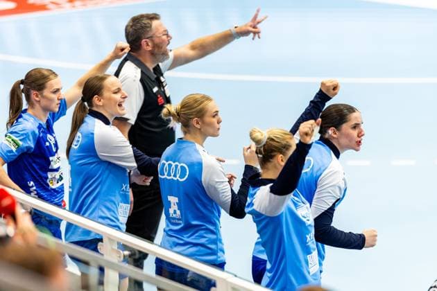 04 10 2025, GER, Handball, Women, Season 2025 2026, Alsco 1 Bl, Matchday 4, Thueringer HC Sport Union Neckarsulm Cheering on the substitutes bench at Sport Union Neckarsulm 99947 Bad Langensalza Salza Halle Sporthalle Mehrz Thüringen Germany