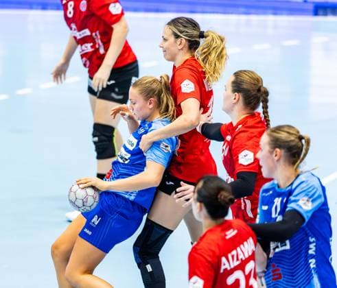 04 10 2025, GER, Handball, Women, Season 2025 2026, Alsco 1 Bl, 4 Matchday, Thueringer HC Sport Union Neckarsulm Angunn Gudmestad Sport Union Neckarsulm , Anika Niederwieser Thueringer HC,14 99947 Bad Langensalza Salza Halle Sporthalle Mehrz Thüringen Germany