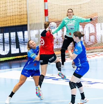 04 10 2025, GER, Handball, Women, Season 2025 2026, Alsco 1 Bl, 4 Matchday, Thueringer HC Sport Union Neckarsulm Angunn Gudmestad Sport Union Neckarsulm , Csenge Kuczora Thueringer HC,59 99947 Bad Langensalza Salza Halle Sporthalle Mehrz Thüringen Germany