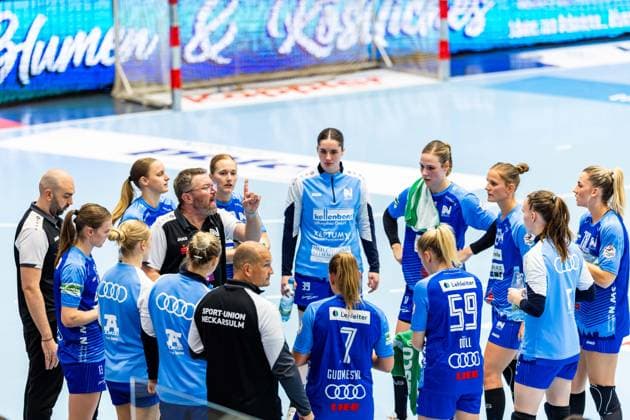 04 10 2025, GER, Handball, Women, Season 2025 2026, Alsco 1 Bl, 4 Matchday, Thueringer HC Sport Union Neckarsulm Thomas Zeitz Sport Union Neckarsulm together with his team his team during a time-out 99947 Bad Langensalza Salza Halle Sporthalle Mehrz Thüringen Germany