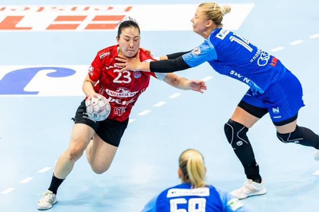 04 10 2025, GER, Handball, Women, Season 2025 2026, Alsco 1 Bl, 4 Matchday, Thueringer HC Sport Union Neckarsulm Natsuki Aizawa Thueringer HC,23 , Kamila Kordovska Sport Union Neckarsulm 99947 Bad Langensalza Salza Halle Sporthalle Mehrz Thüringen Germany