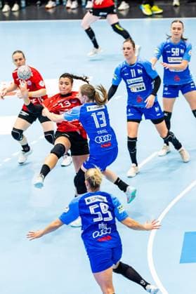 04 10 2025, GER, Handball, Women, Season 2025 2026, Alsco 1 Bl, 4 Matchday, Thueringer HC Sport Union Neckarsulm Giulia Guarieiro Thueringer HC,13 Alicia Soffel Sport Union Neckarsulm 99947 Bad Langensalza Salza Halle Sporthalle Mehrz Thüringen Germany