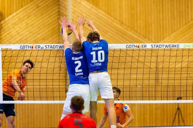 04 10 2025, GER, Volleyball, 2 BL Maenner Sued, Saison 2025 2026, Blue Volleys Gotha TSV 1860 Muehldorf a Inn Richard Werner Blue Volleys Gotha provides the block together with Lauritz Jastrow Blue Volleys Gotha against Kacper Kalucki TSV Muehldorf 99867 Gotha Sporthalle Sportanlage Ernesti Thüringen Germany