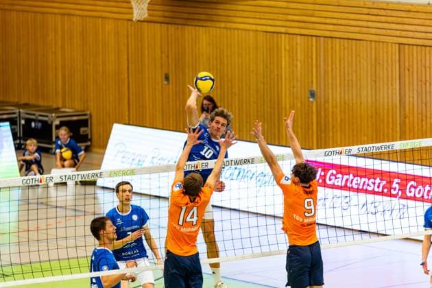 04 10 2025, GER, Volleyball, 2 BL Maenner Sued, Season 2025 2026, Blue Volleys Gotha TSV 1860 Muehldorf a Inn Lauritz Jastrow Blue Volleys Gotha 99867 Gotha Sporthalle Sportanlage Ernesti Thüringen Germany