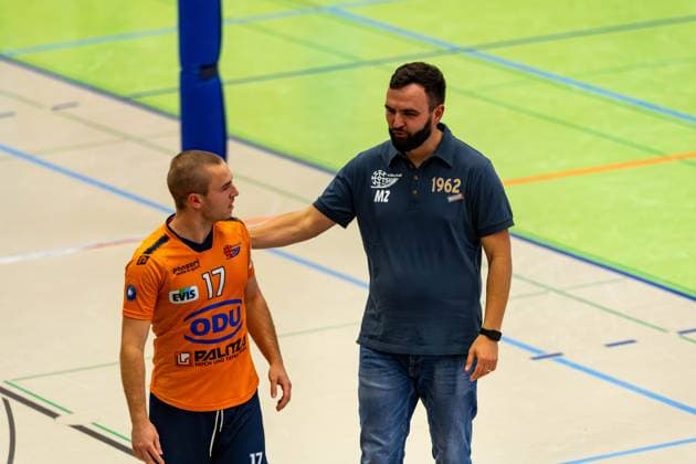 04 10 2025, GER, Volleyball, 2 BL Maenner Sued, Saison 2025 2026, Blue Volleys Gotha TSV 1860 Muehldorf a Inn Alexander Muehlbauer TSV Muehldorf together with Mateusz Zarczynski TSV Muehldorf 99867 Gotha Sporthalle Sportanlage Ernesti Thüringen Germany