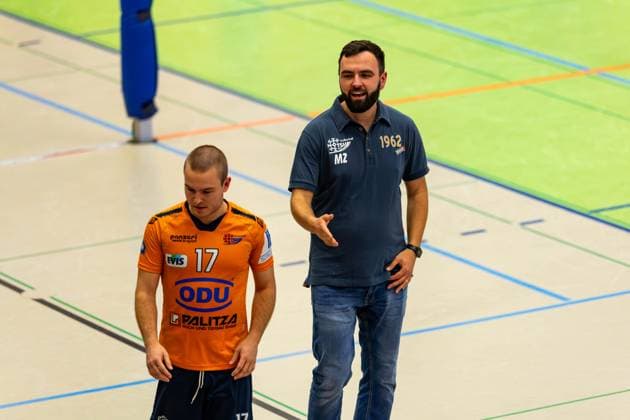 04 10 2025, GER, Volleyball, 2 BL Maenner Sued, Saison 2025 2026, Blue Volleys Gotha TSV 1860 Muehldorf a Inn Alexander Muehlbauer TSV Muehldorf together with Mateusz Zarczynski TSV Muehldorf 99867 Gotha Sporthalle Sportanlage Ernesti Thüringen Germany