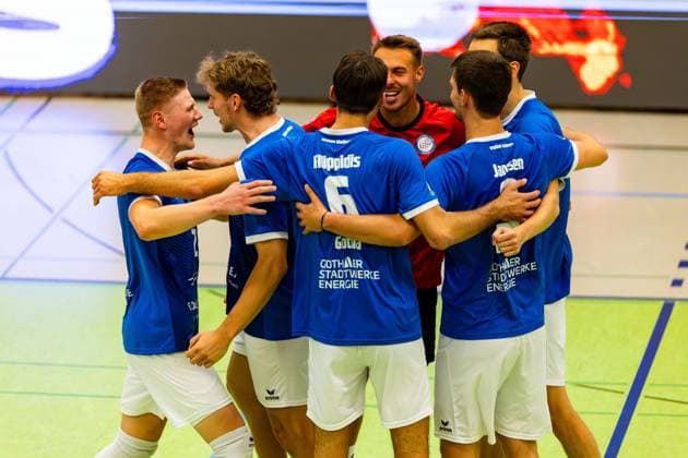 04 10 2025, GER, Volleyball, 2 BL Maenner Sued, Saison 2025 2026, Blue Volleys Gotha TSV 1860 Muehldorf a Inn Richard Werner Blue Volleys Gotha , Lauritz Jastrow Blue Volleys Gotha 99867 Gotha Sporthalle Sportanlage Ernesti Thüringen Germany