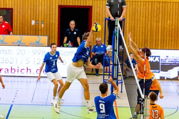 04 10 2025, GER, Volleyball, 2 BL Maenner Sued, Season 2025 2026, Blue Volleys Gotha TSV 1860 Muehldorf a Inn Lauritz Jastrow Blue Volleys Gotha 99867 Gotha Sporthalle Sportanlage Ernesti Thüringen Germany