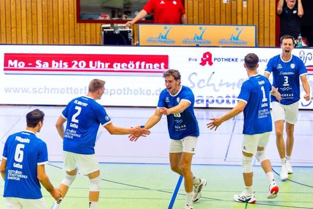 04 10 2025, GER, Volleyball, 2 BL Maenner Sued, Saison 2025 2026, Blue Volleys Gotha TSV 1860 Muehldorf a Inn Jean Filippidis Blue Volleys Gotha , Richard Werner Blue Volleys Gotha , Lauritz Jastrow Blue Volleys Gotha , Justus Krausse Blue Volleys Gotha , Christoph Assmann Blue Volleys Gotha 99867 Gotha Sporthalle Sportanlage Ernesti Thüringen Germany