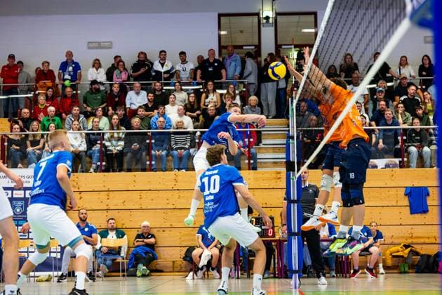 04 10 2025, GER, Volleyball, 2 BL Maenner Sued, Season 2025 2026, Blue Volleys Gotha TSV 1860 Muehldorf a Inn Richard Werner Blue Volleys Gotha 99867 Gotha Sporthalle Sportanlage Ernesti Thüringen Germany