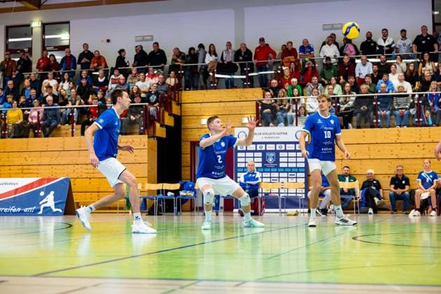 04 10 2025, GER, Volleyball, 2 BL Maenner Sued, Season 2025 2026, Blue Volleys Gotha TSV 1860 Muehldorf a Inn Richard Werner Blue Volleys Gotha 99867 Gotha Sporthalle Sportanlage Ernesti Thüringen Germany