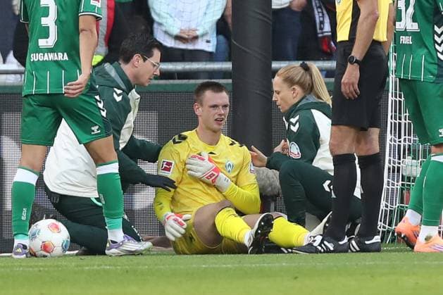 04 10 2025, xtgx, Fussball 1 Bundesliga, SV Werder Bremen FC St Pauli, v l Karl Hein Bremen verletzt, Verletzung, injury, injured DFL DFB REGULATIONS PROHIBIT ANY USE OF PHOTOGRAPHS as IMAGE SEQUENCES and or QUASI VIDEO Bremen