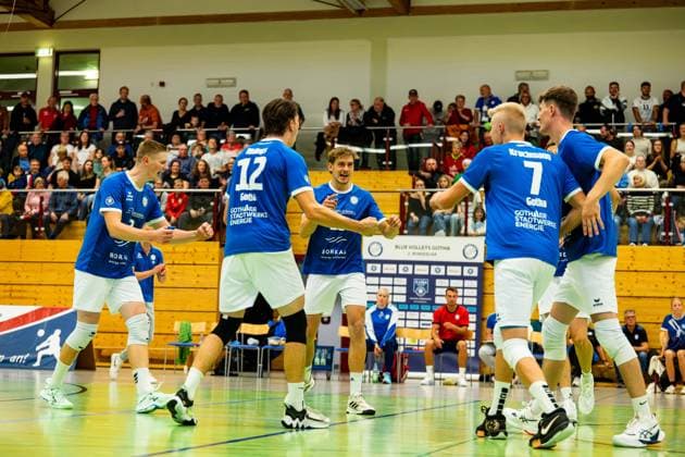 04 10 2025, GER, Volleyball, 2 BL Maenner Sued, Saison 2025 2026, Blue Volleys Gotha TSV 1860 Muehldorf a Inn Richard Werner Blue Volleys Gotha , Daniel Mark Ridings Blue Volleys Gotha , Lauritz Jastrow Blue Volleys Gotha , Hannes Krochmann Blue Volleys Gotha , Justus Krausse Blue Volleys Gotha 99867 Gotha Sporthalle Sportanlage Ernesti Thüringen Germany