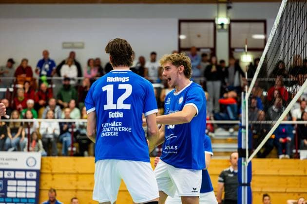 04 10 2025, GER, Volleyball, 2 BL Maenner Sued, Saison 2025 2026, Blue Volleys Gotha TSV 1860 Muehldorf a Inn Daniel Mark Ridings Blue Volleys Gotha , Lauritz Jastrow Blue Volleys Gotha 99867 Gotha Sporthalle Sportanlage Ernesti Thüringen Germany