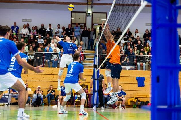 04 10 2025, GER, Volleyball, 2 BL Maenner Sued, Season 2025 2026, Blue Volleys Gotha TSV 1860 Muehldorf a Inn Richard Werner Blue Volleys Gotha 99867 Gotha Sporthalle Sportanlage Ernesti Thüringen Germany