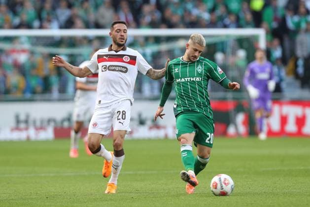 04 10 2025, xtgx, Soccer 1 Bundesliga, SV Werder Bremen FC St Pauli, v l Daniel Sinani St Pauli, 10 , Romano Schmid Bremen, 20 DFL DFB REGULATIONS PROHIBIT ANY USE OF PHOTOGRAPHS as IMAGE SEQUENCES and or QUASI VIDEO Bremen
