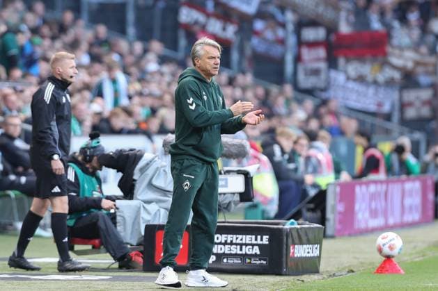 04 10 2025, xtgx, Fußball 1 Bundesliga, SV Werder Bremen FC St Pauli, v l Horst Steffen Bremen, Trainer gibt Anweisungen, gestikuliert mit den Armen, gesticulate, gives instructions DFL DFB REGULATIONS PROHIBIT ANY USE OF PHOTOGRAPHS as IMAGE SEQUENCES and or QUASI VIDEO Bremen