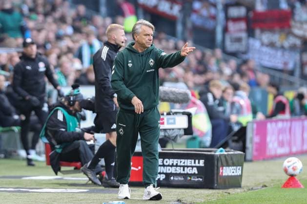 04 10 2025, xtgx, Fußball 1 Bundesliga, SV Werder Bremen FC St Pauli, v l Horst Steffen Bremen, Trainer gibt Anweisungen, gestikuliert mit den Armen, gesticulate, gives instructions DFL DFB REGULATIONS PROHIBIT ANY USE OF PHOTOGRAPHS as IMAGE SEQUENCES and or QUASI VIDEO Bremen