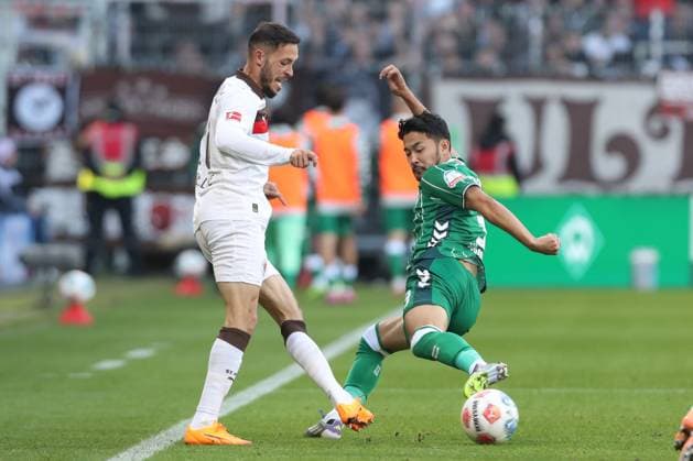 04 10 2025, xtgx, Soccer 1 Bundesliga, SV Werder Bremen FC St Pauli, v l Joel Chima Fujita St Pauli, 16 , Yukinari Sugawara Bremen, 3 DFL DFB REGULATIONS PROHIBIT ANY USE OF PHOTOGRAPHS as IMAGE SEQUENCES and or QUASI VIDEO Bremen