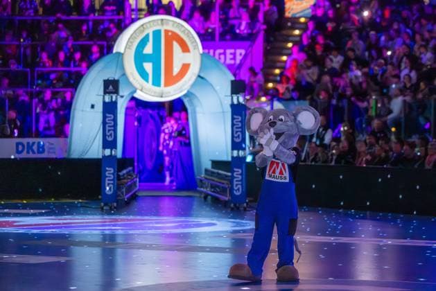 The mascot mouse in the darkened hall in the background the illuminated logo of HC Erlangen HC Erlangen vs Fuechse Berlin, Handball, 1 Handball Bundesliga, Season 2025 2026, Matchday 7, 04 10 2025 HC Erlangen vs Fuechse Berlin, Handball, 1 Handball Bundesliga, Season 2025 2026, Matchday 7, 04 10 2025 Nuremberg Copyright: xEibner-Pressefoto ArdanxFuessmanx EP_AFN