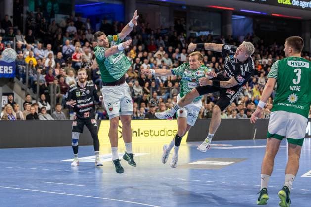 Marek Nissen HC Erlangen, 06 throwing past Mijajlo Marsenic Füchse Berlin, 93 Max Darj Füchse Berlin, 05 and Fabian Wiede Füchse Berlin, 03 HC Erlangen vs Fuechse Berlin, Handball, 1 Handball Bundesliga, Saison 2025 2026, 7 Spieltag, 04 10 2025 HC Erlangen vs Fuechse Berlin, Handball, 1 Handball Bundesliga, Saison 2025 2026, 7 Spieltag, 04 10 2025 Nuernberg Copyright: xEibner-Pressefoto ArdanxFuessmanx EP_AFN