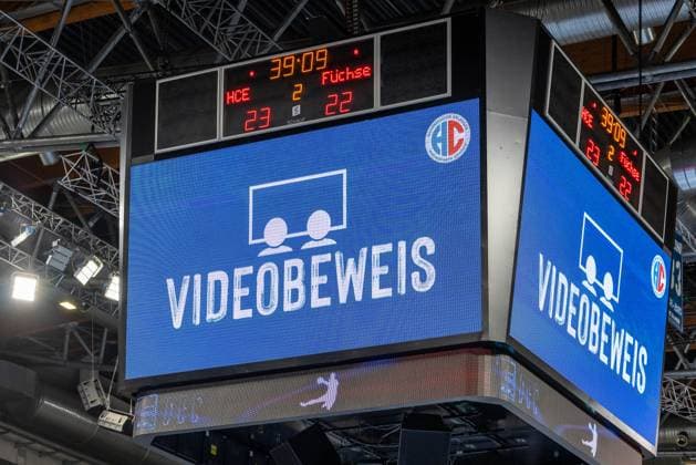 In the meantime, video evidence was necessary while Erlangen was in the lead HC Erlangen vs Fuechse Berlin, Handball, 1 Handball Bundesliga, Season 2025 2026, Matchday 7, 04 10 2025 HC Erlangen vs Fuechse Berlin, Handball, 1 Handball Bundesliga, Season 2025 2026, Matchday 7, 04 10 2025 Nuremberg Copyright: xEibner-Pressefoto ArdanxFuessmanx EP_AFN