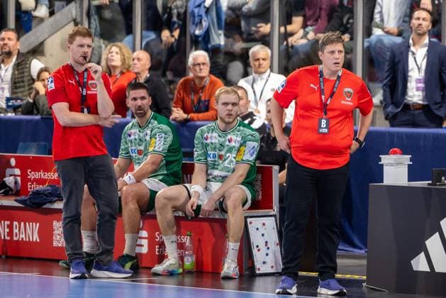 Thoughtful faces on the Berlin bench after the interim deficit Maximilian Rinderle Füchse Berlin, Co Coach , Fabian Wiede Füchse Berlin, 03 , Matthes Langhoff Füchse Berlin, 25 and Nicolej Krickau Füchse Berlin, Head Coach HC Erlangen vs Fuechse Berlin, Handball, 1 Handball Bundesliga, Season 2025 2026, Matchday 7, 04 10 2025 HC Erlangen vs Fuechse Berlin, Handball, 1 Handball Bundesliga, Season 2025 2026, Matchday 7, 04 10 2025 Nuremberg Copyright: xEibner-Pressefoto ArdanxFuessmanx EP_AFN