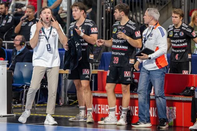 Johannes Sellin HC Erlangen, Head Coach excited Florian Scheerer HC Erlangen, 10 Tobias Buck HC Erlangen, 39 Dr Andre Teixeira HC Erlangen, Goalkeeping Coach HC Erlangen vs Fuechse Berlin, Handball, 1 Handball Bundesliga, Season 2025 2026, Matchday 7, 04 10 2025 HC Erlangen vs Fuechse Berlin, Handball, 1 Handball Bundesliga, Season 2025 2026, Matchday 7, 04 10 2025 Nuernberg Copyright: xEibner-Pressefoto ArdanxFuessmanx EP_AFN
