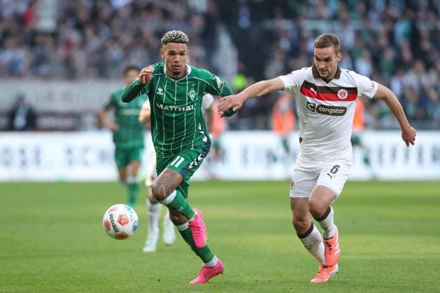 04 10 2025, xtgx, Soccer 1 Bundesliga, SV Werder Bremen FC St Pauli, v l Justin Njinmah Bremen, 11 , James Sands St Pauli, 6 duel, duel, fight, tackle DFL DFB REGULATIONS PROHIBIT ANY USE OF PHOTOGRAPHS as IMAGE SEQUENCES and or QUASI VIDEO Bremen
